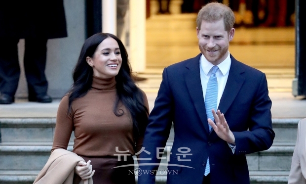 영국 버킹엄궁은 엘리자베스 2세 여왕이 성명에서 “해리 왕자 부부의 향후 거취 등에 관한 왕실 내 합의 사항을 발표했다”며, “해리 왕자 부부는 더는 왕실의 공식 구성원으로서의 호칭과 직책을 사용하지 않을 것”이라고 밝혔다.