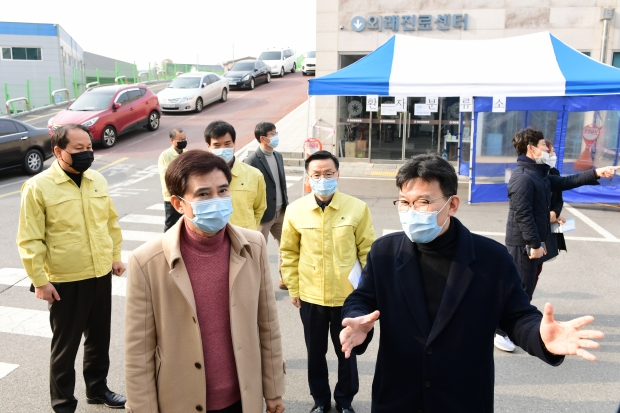 선별진료소 점검하고 있는 서철모 화성시장