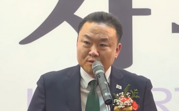 손상윤 자유당(가칭) 창준위원장이 2일 부산일보 10층 강당에서에서 열린 부산광역시당 창당 발기인대회에서 격려사를 하고 있다.