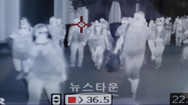6일 0시 현재 중국 전체 확진자는 전날보다 3,694명, 사망자는 73명이 증가했고, 일일 사망자 수는 5일에는 신종 코로나바이러스 발병 이후 처음으로 하루 70명이 넘어섰다.