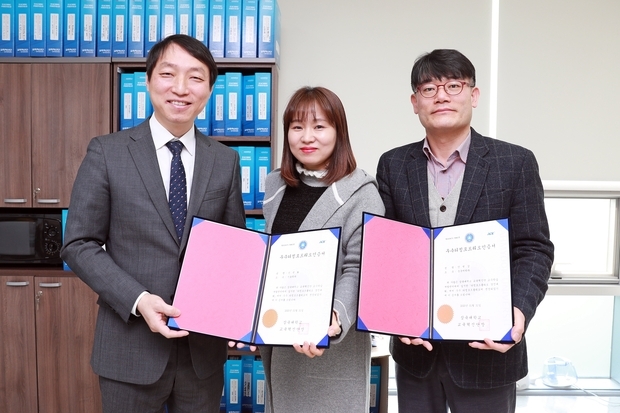 왼쪽부터 삼육대 송창호 교육혁신단장, 우수 티칭 포트폴리오 간호학과 신선화 교수, 중국어학과 안병삼 교수