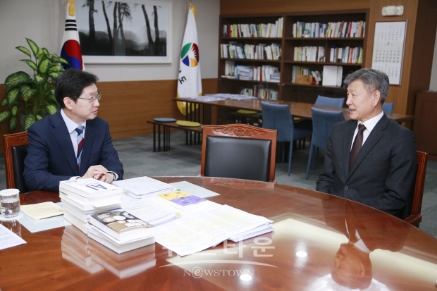 박삼득 국가보훈처장이 7일 도청을 방문해 김경수 경남도지사와 접견사진