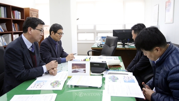 김돈곤 청양군수가 2월 18일 세종시 정부청사 내 산업통상자원부를 방문, ‘충남사회적경제혁신타운’ 조성사업과 관련 청양군의 준비상황과 여건, 추진계획 등을 세세하게 설명하면서 청양지역의 강점과 필요성을 적극 강조했다.