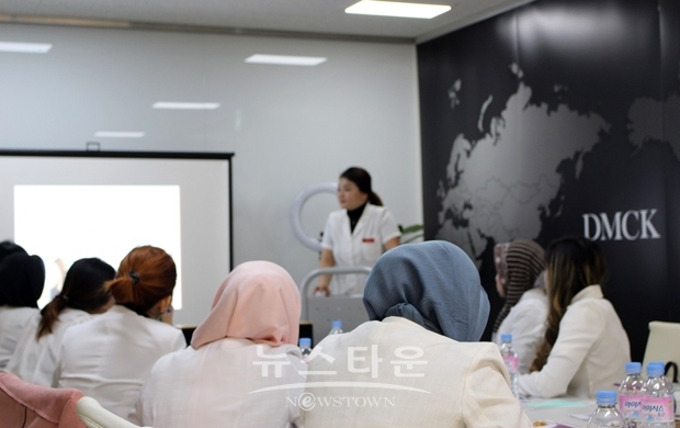 DMCK가 최근 인도네시아의 에스테티션을 대상으로 MTS, 플라즈마 기기를 활용한 제품 프로그램 이론 및 데모 교육을 진행해 큰 호응을 얻었다.
