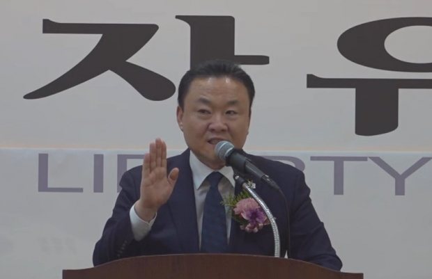 손상윤 자유당(가칭) 창준위원장이 20일 경기도당 창당대회에서 격려사를 하고 있다.