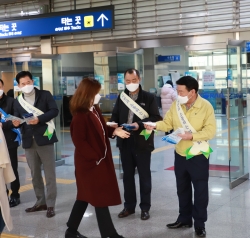 평택시 시의원들이 지제역에서 캠페인을 펼치고 있다.
