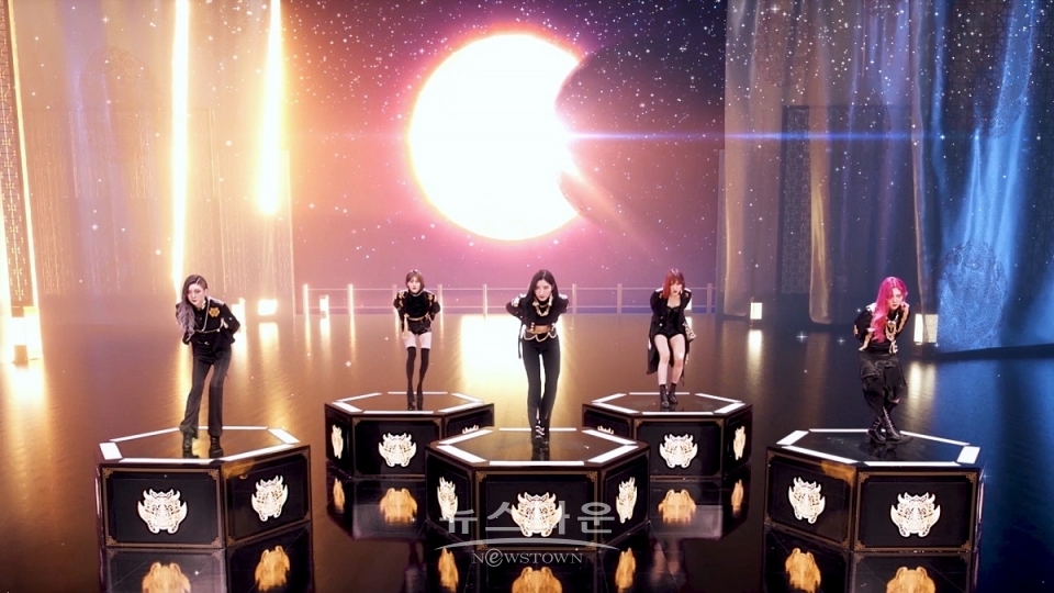 신인 걸그룹 크랙시가 지난 25일 데뷔 타이틀곡 아리아 2차 티저를 공개하였다.