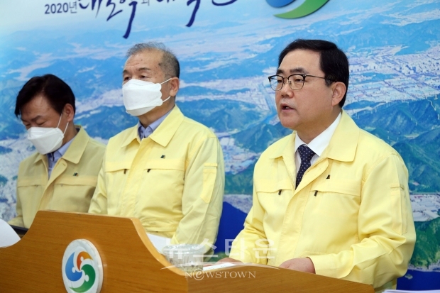 허성무 창원시장은 26일 브리핑을 통해 창원시내에서 코로나 19 확진자 7명이 발생해 총 15명이며 동선을 추적하여 방역을 실시 중이라고 밝혔다