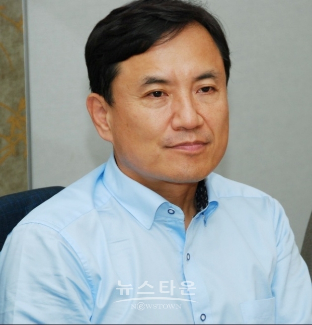 미래한국당 김진태 의원은 27일 국회의원 선거 춘천 분구를 촉구하는 기자회견을 가졌다. 현재 춘천시는 지역구 상한선인 28만명을 넘어 28만 500명인 상태이다.