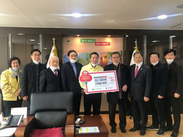 ▲ 민주평통진도군협의회와 남구협의회 2일 남구청장실에 ‘코로나19 확산방지 지원성금 전달식’을 가졌다. 전달식에 참석한 사람들은 오른쪽 첫번째부터 이승원 남구청 행정지원과장, 김동원 남구협의회 간사, 박인환 진도군협의회 회장, 구용호 남구협의회 회장, 조재구 남구청장, 이갑 남구협의회 수석부회장, 배동섭 남구협의회 부회장, 이훈기 남구협의회 부회장, 이진숙 남구청 행정지원국장 등이다.