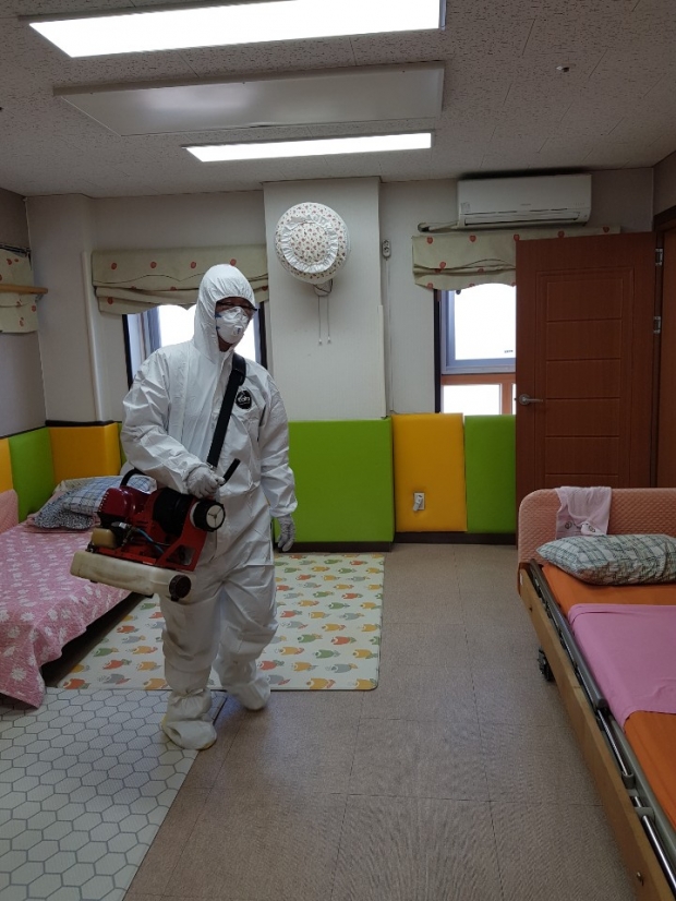 ▲ 대구시 남구 이천동 소재 노인전문요양시설 여래원에서는 코로나19 확산 방지 및 감염자 발생 예방을 위해 여래원(지하1층, 지상 4층. 연면적 3,365,74㎡)내 전 시설에 방역소독을 실시한다.