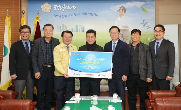 좌측 3번째 권영화 의장, 4번째 김대중 대표, 5번째 정장선 시장, 6번째 정찬영 대표