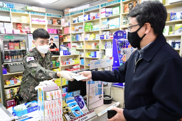약국에 배치돼 마스크 판매 업무를 지원하고 있는 51사단 장병