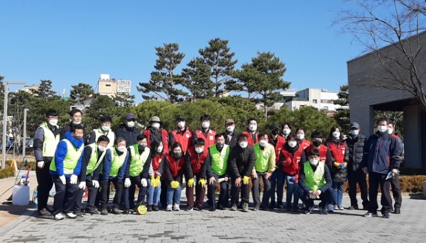 수원시 화성사업소·㈔생태조경협회 관계자들이 기념촬영을 하고 있다.
