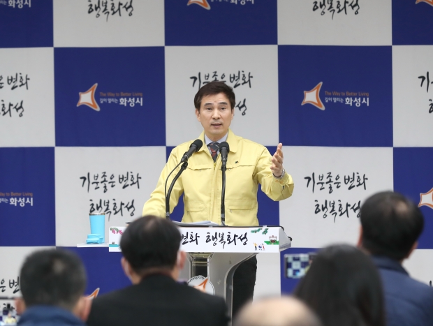 코로나19 추경 편성과 관련 언론브리핑을 하고 있는 서철모 화성시장