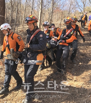 지난 3월 11일 오전 12시경 서천군 문산면 신농리 천방산 음적사 부근에서 발생한 요구조자 1명을 서천소방서 대원들이 안전하게 구조, 하산하고 있다.