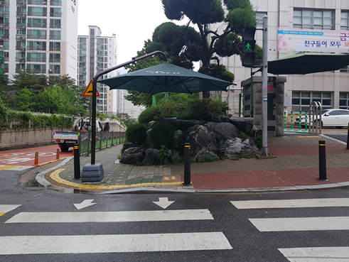 금정초등학교 후문 앞 횡단보도에 설치된 그늘막