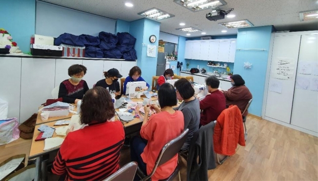 매송면 야목5리 휴먼시아 아파트 마을공동체가 마스크를 제작하는 모습