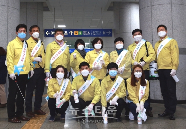 아산시의회 의원들이 3월 17일 다중이용시설인 온양온천역에서 시설물 곳곳 방역 및 소독 자원봉사를 벌여 코로나19 확산 차단에 힘을 보탰다.