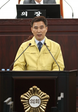 시의회에서 코로나19 긴급 추경 제안 설명을 하고 있는 서철모 화성시장