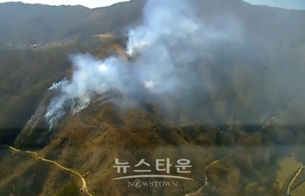 산림헬기가 전북 장수군 장수읍의 야산에 발생한 산불을 진화하고 있다(사진-산림청)
