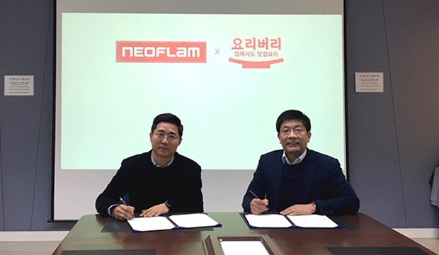 요리버리(㈜아빠컴퍼니) 허영균 대표(사진 왼쪽)와 박창수 네오플램 대표가 MOU를 체결하고 기념 촬영 중이다. / 사진제공=요리버리