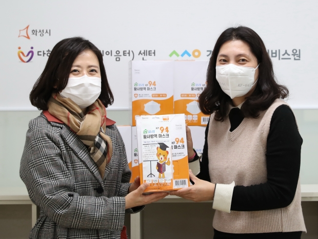 농협에서 기증받은 마스크를 아동돌봄시설에 배부하고 있는 모습