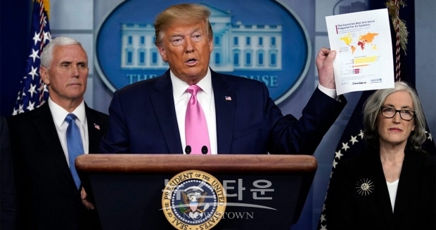 미국에서는 코로나19 감염이 확산되면서 길거리에서 아시아계 사람의 얼굴에 갑자기 침을 뱉는가 하면 소리를 지르는 등의 인종차별적 사건이 심심치 않게 발생한 사실이 보도되고 있다.