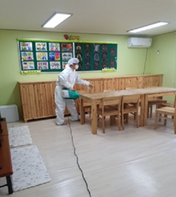 주)미소크린의 방역봉사 모습