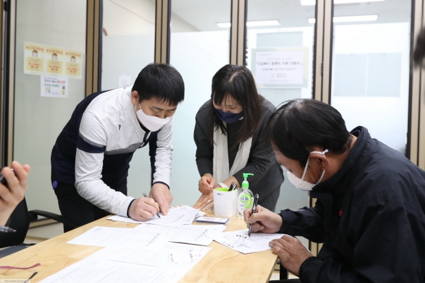발안상인연합회가 재난생계수당을 일괄 접수받고 있는 모습