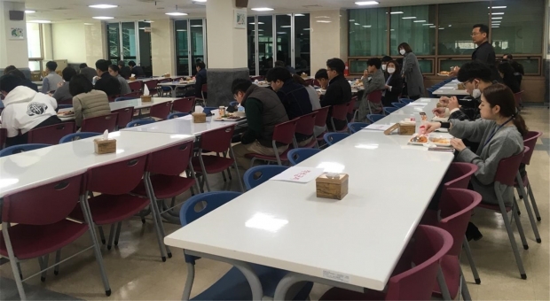 화성시청 구내식당 점심시간 한 방향 앉기 운동 모습