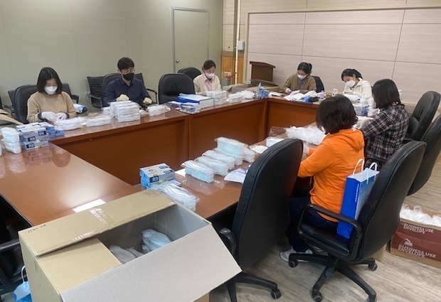 지난 28일~29일 주말 마스크 배부를 위해 작업 중인 평택시 공무원들