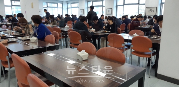 시청 구내식당 테이블에 설치된 칸막이