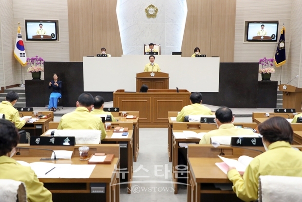 김홍장 당진시장이 당진시의회 본회의에서 추경예산안 관련 설명을 통해 긴급생활안정자금 지원은 물론, 지역경제 활성화를 위한 소상공인 특례보증자금 10억 원 추가, 당진사랑상품권 추가발행, 코로나19 피해 납세자에 대한 세제지원, 공공시설 임대료 한시적 감면 등 다양한 지원방안을 시행하겠다고 밝혔다.