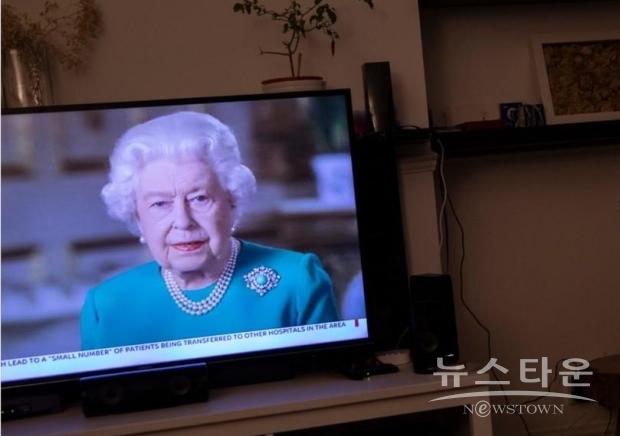 코로나 19관련 영국인들의 단합을 호소하기 위해 이례적으로 TV연설에 나선 엘리자베스(93) 여왕(사진 ; 유튜브캡처)