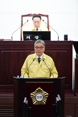 . 화성시의회 제191회 임시회에서 추경예산안을 제안설명하고 있는 모습