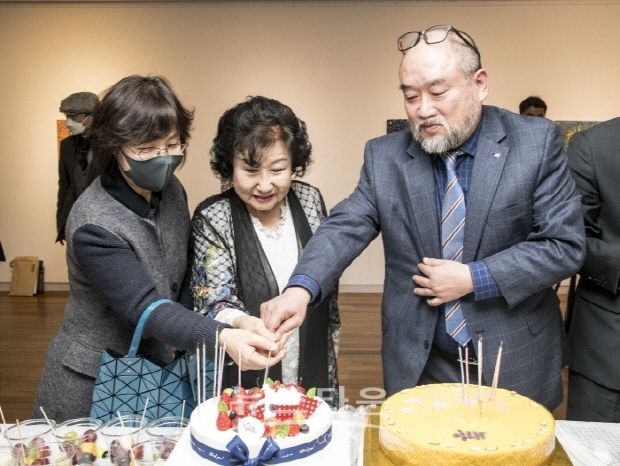 제56회 서양화가 김용모 개인전 ‘또 다른 시작’(김한정 기자)