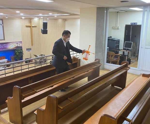 종교시설을 소독하고 있는 관계자 모습