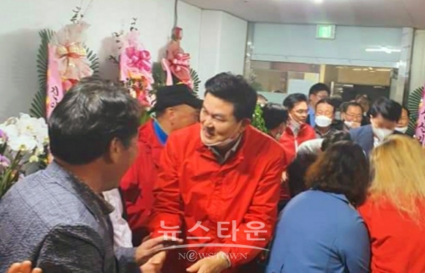 무소속 김태호 당선인이 군민들의 성원에 감사 인사를 하고 있다.