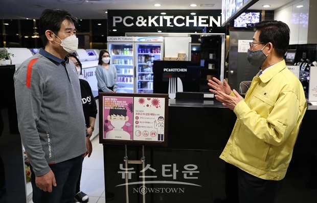 양승조 충남도지사가 지난 4월 16일 밤 천안시 서북구 두정동 일대 PC방과 노래연습장, 유흥시설을 방문해 현장을 둘러보며 시설 대표자 및 종사자들로부터 의견을 듣고, 운영 상황을 살폈다.