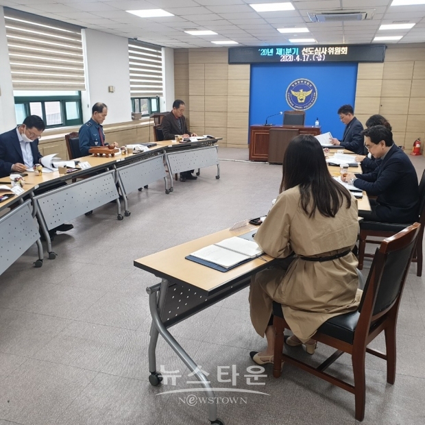 창원중부경찰서(서장 경무관 김한수)가 20. 4. 17(금) 14:00 창원중부경찰서 3층 회의실에서 경찰위원, 변호사 등 위원 9명이 참석, 4분기 선도심사위원회 개최