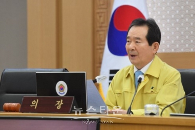 정세균 총리는 “(지금은) 안심할 단계는 절대 아니다. 무증상 전파의 위험이 사라지지 않았고, 지난 1주간 부쩍 늘어난 사회적 접촉의 영향도 예의주시해야 한다”고 지적하고, “사회적 거리두기의 강도를 조절하는 것은 성공을 장담할 수 없다. 섣불리 완화했다가 되돌아간 해외 사례도 있다”고 언급했다.