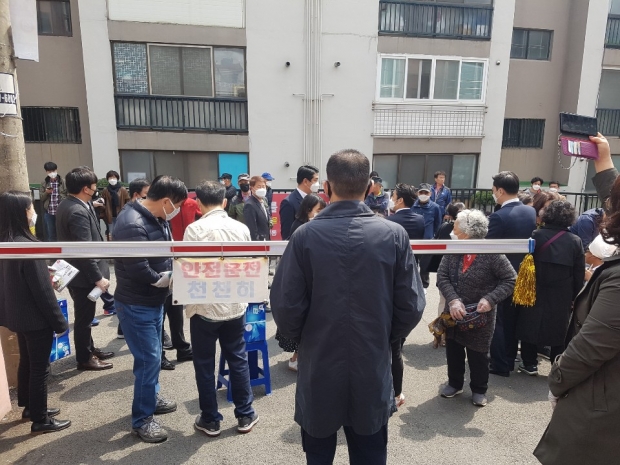 총회장 앞에서 반대과 찬성으로 갈등이 있었다