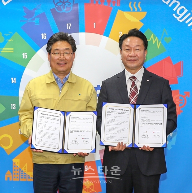 당진시가 4월 27일 오후 3시, 시청에서 김홍장 당진시장(좌측)과 박윤옥 한국동서발전(주) 당진화력본부장(우측)이 참석한 가운데 ‘에너지전환 기반 조성’을 위한 업무협약을 체결했다.