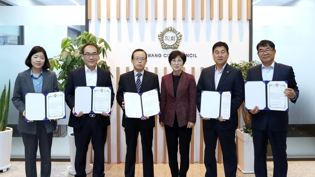 왼쪽부터 세무사 김정은, 공인회계사 이태욱, 전직 공무원 이상현, 시의장 윤미근, 시의원 박형구, 전직공무원 오우선