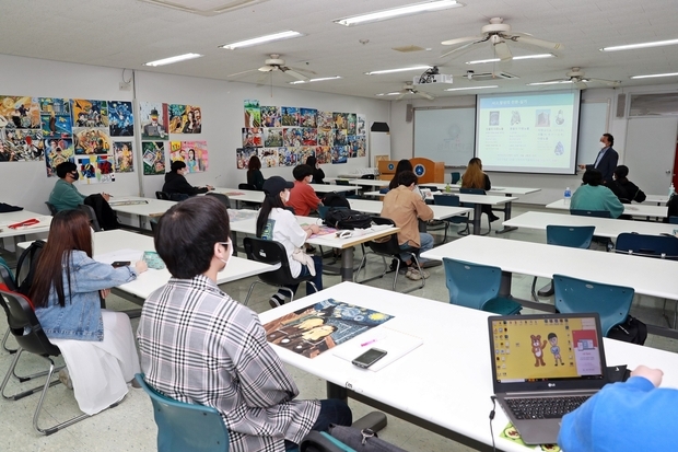 삼육대 아트앤디자인학과 1학년 학생들이 '디자인발상' 수업에 참여하고 있다