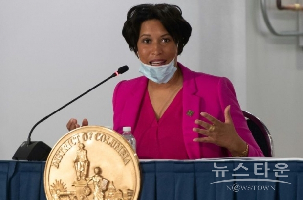 뮤리엘 바우저(Muriel Bowser) 워싱턴(콜롬비아 특별구) 시장(위 사진)은 책방 등 교육 관련 소매업에 관해서는 5월 15일부터 점포에서 판매하는 방식으로 영업 재개를 인정한다고 말했다.