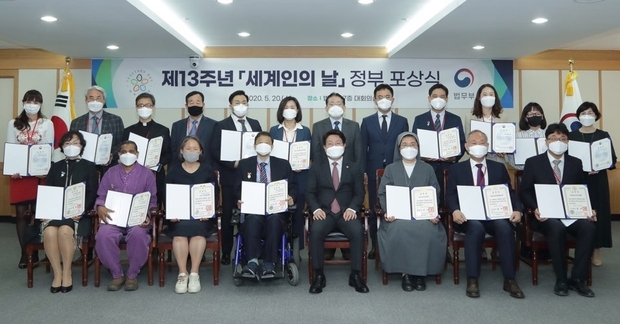 유공자 표창 단체 기념 촬영 모습