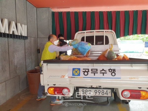 코로나19 자가격리 해제자 및 안전숙소 폐기물을 처리하고 있는 모습