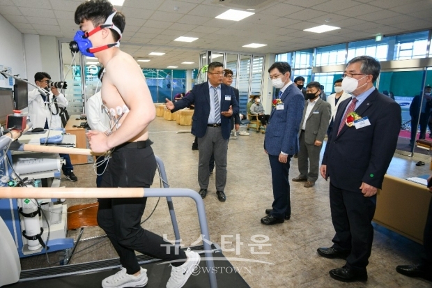 경상남도(도지사 김경수)는 마산대학교(총장 이학은)에서 ‘경남 스포츠산업 육성지원센터’(이하 지원센터) 개소식을 가졌다. [경상남도 사진제공]